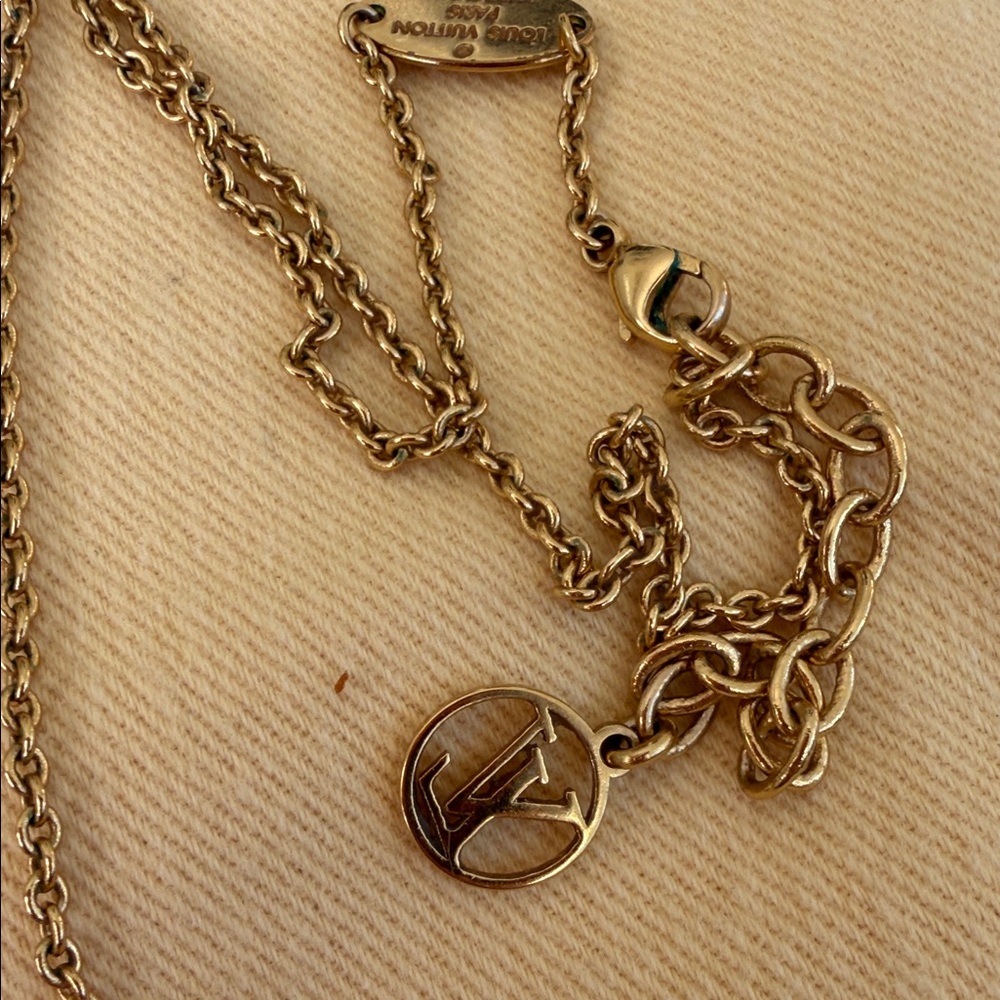 Louis Vuitton V Pendant Gold Necklace - Picture 3 of 7